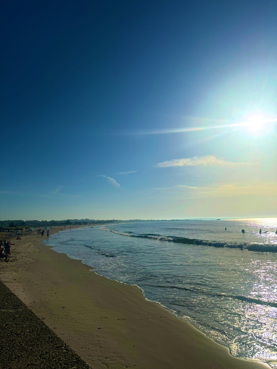 Good morning from beautiful Narragansett! Another hot day expected today and some people are already setting up on the sand ☀️🏖️

<a href="/wpri12/">WPRI 12</a>