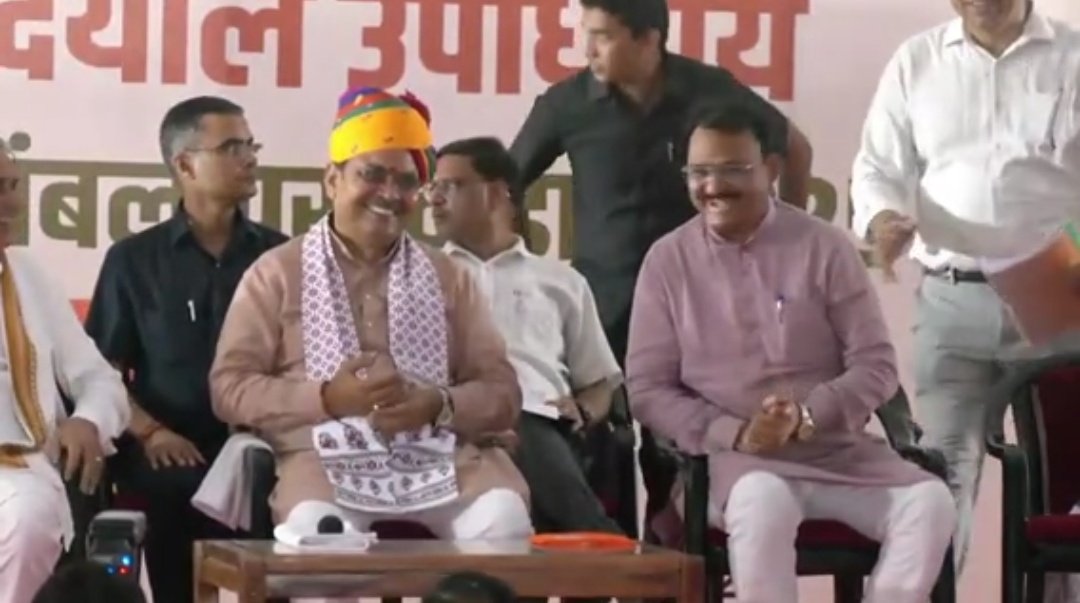 प्रेम चंद बैरवा काफी देर तक भजन लाल जी की तरफ देखते रहे हंसते रहे लेकिन बंदा टस से मस नहीं हुआ 
बस यही जातिवाद है