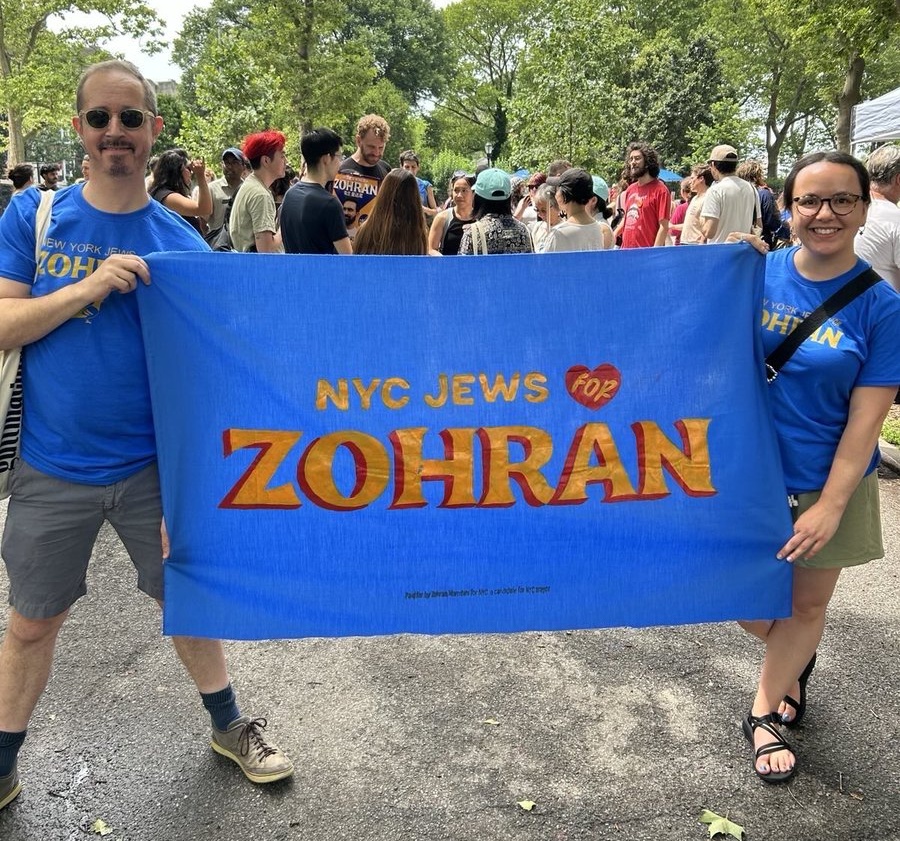 Тупые американские евреи голосуют за свою погибель и гибель своих детей. Посмотрите на счастливые морды этих дегенератов.
Dumb Jews voting for their own demise!
What a fvcking parenting failure these people are!
Если кто не в курсе ху из ит фром Уганда - Мамдани Зохран - то я