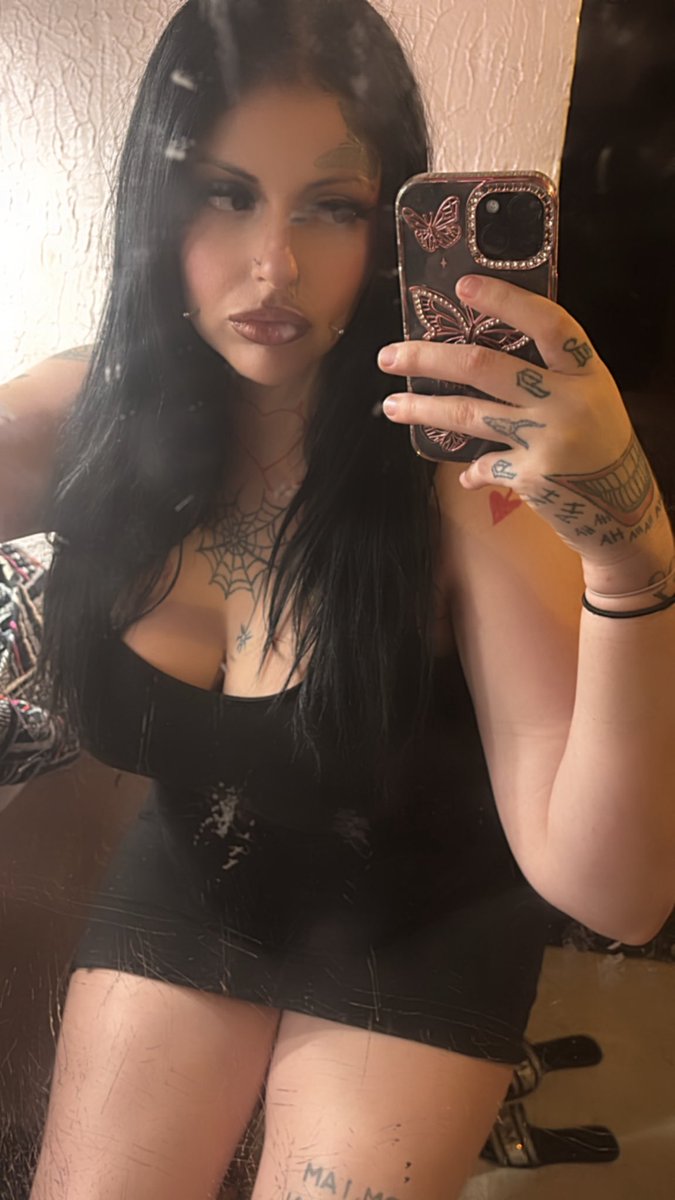 Plugqueenbaby3's tweet photo. Dirty work mirror but your favorite goth mommy. Come play 
https://t.co/3uGUQKx1A7 https://t.co/RJA9dwtoAP