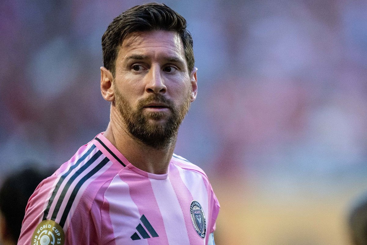 AGLSportsShop's tweet photo. Today’s football rumours 🚨

Lionel Messi is reportedly looking at a return to Argentina and sign for Newell’s Old Boys, his boyhood club. Though financial and political obstacles could complicate such a move. For now, Messi remains focused on Inter Miami. https://t.co/zzvzObr4QO