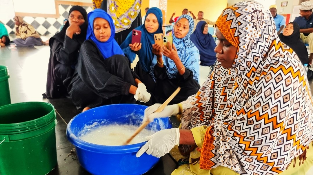 SOSTanzania's tweet photo. Empowering entrepreneurs in Pemba!
185 VSLA members (80% women) trained in value addition &amp; digital marketing under the “Going Beyond” project. Now equipped to produce, brand &amp; sell goods online with gov’t support for registration, certification &amp; access to funding. #Youth #women https://t.co/hyMT1OWfQc