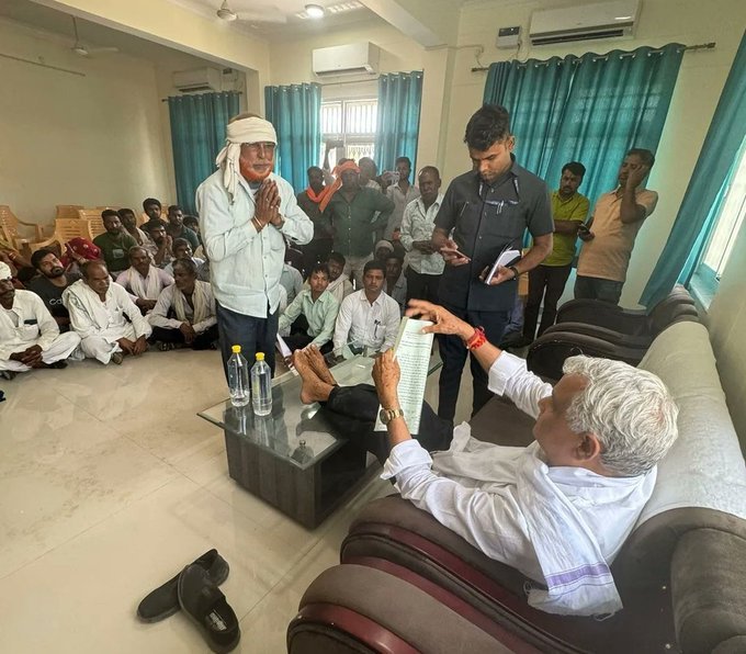 राजस्थानी गुर्जर (@thegurjarbl) on Twitter photo <a href="/RajsthaniTweet/">राजस्थानी ट्वीट 🐦</a> <a href="/Khalbaali/">अमरेन्द्र खलबली amrendra khalbali</a> @Lambardar_M गर्मी में झोपड़ी में बैठकर जनसुनवाई करते कैबिनेट मंत्री
#जनता_दरबार <a href="/RajsthaniTweet/">राजस्थानी ट्वीट 🐦</a> <a href="/Khalbaali/">अमरेन्द्र खलबली amrendra khalbali</a> @Lambardar_M गर्मी में झोपड़ी में बैठकर जनसुनवाई करते कैबिनेट मंत्री
#जनता_दरबार