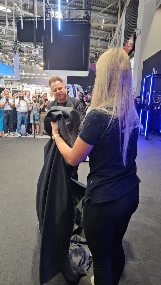 halftermeyer's tweet image. #automatica unveiling of NEURA&apos;s humanoid at @automaticafair  🇩🇪 
#robotics #innovation @planeterobot @NEURARobotics