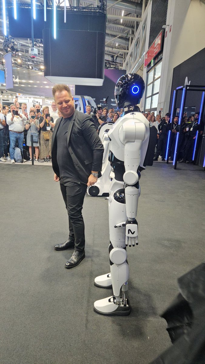 halftermeyer's tweet image. #automatica unveiling of NEURA&apos;s humanoid at @automaticafair  🇩🇪 
#robotics #innovation @planeterobot @NEURARobotics