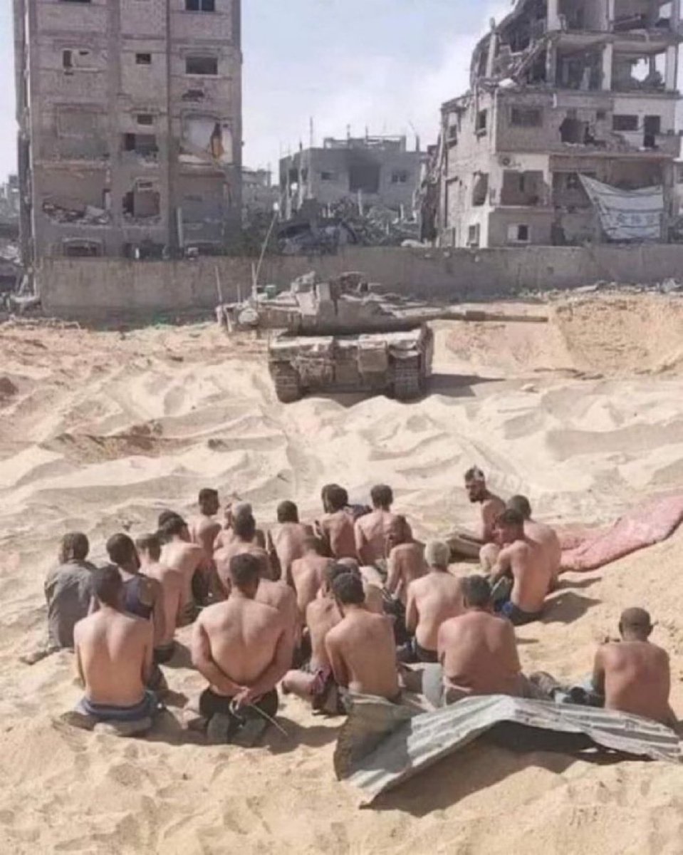 قبل ان تشوف نفسك محلل وتحدد من المنتصر ومن المهزوم .. افترض نفسك مكان احد هؤلاء المعتقلين وانك تعيش بغزة التي تركها القريب والغريب .. تخيل نفسك انك معتقل والدبابة الصهيونية أمامك واطفالك وعائلتك مشردين بلا ماء وبلا طعام .
اي وجع تشعر به والصهيوني فوقك ولا تعلم مصيرك.