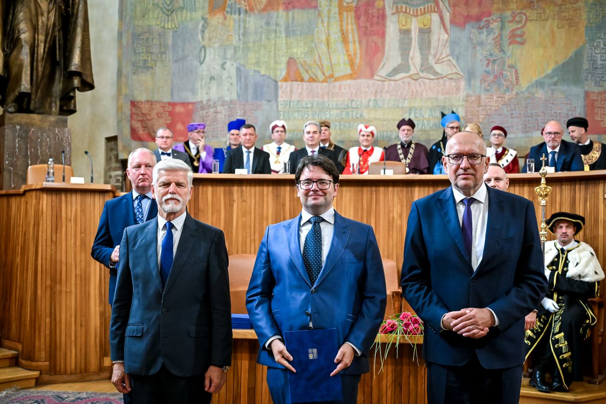 Fakulta soc. studií/Faculty of Social Studies (@muni_fss) on Twitter photo Máme velkou radost a gratulujeme 👏 <a href="/HavlikVlastimil/">Vlastimil Havlik</a> byl jmenován profesorem v oboru politologie. Na návrh vědeckých a uměleckých rad vysokých škol jej v minulém týdnu jmenoval prezident <a href="/prezidentpavel/">Petr Pavel</a> v pražském Karolinu. Máme velkou radost a gratulujeme 👏 <a href="/HavlikVlastimil/">Vlastimil Havlik</a> byl jmenován profesorem v oboru politologie. Na návrh vědeckých a uměleckých rad vysokých škol jej v minulém týdnu jmenoval prezident <a href="/prezidentpavel/">Petr Pavel</a> v pražském Karolinu.