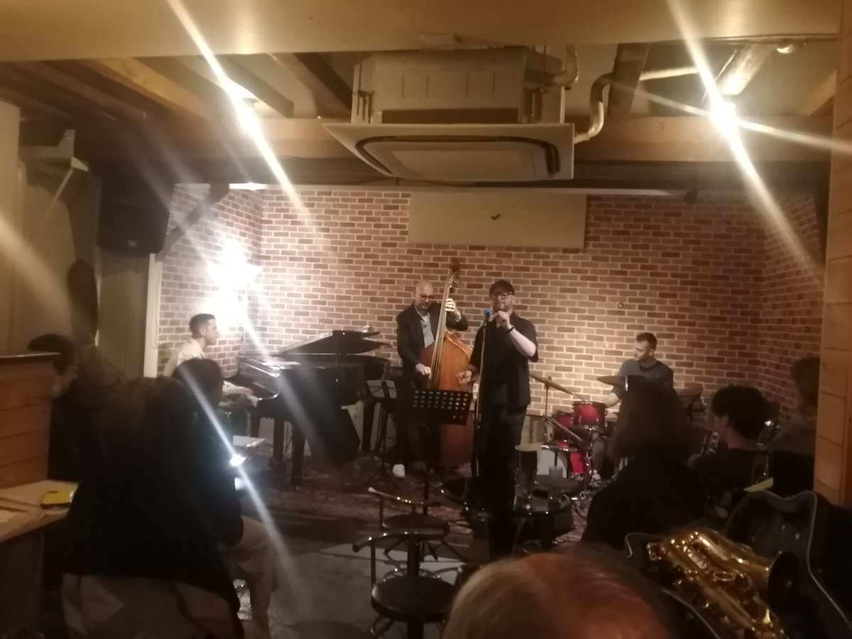 Ndodhairoil's tweet image. ふらっと入ったジャズバーで、チェコパビリオンに出演されたバンドの生演奏を聞けて贅沢な時間でした🎤
 #ジャズバー
 #JanSmigmator
 #じゃず家
 #音楽好きと繋がりたい