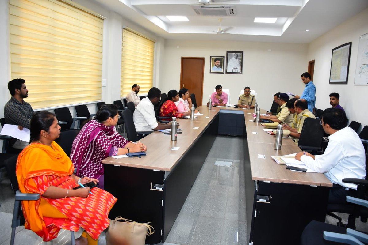 సమీకృత జిల్లా కార్యాలయాల సముదాయంలో జిల్లా స్థాయి సమావేశం నిర్వహించి, మాదకద్రవ్యాల నియంత్రణకు చేపట్టాల్సిన చర్యలపై సంబంధిత అధికారులతో చర్చించడం జరిగింది.