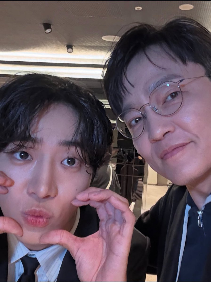 yaamacy's tweet photo. When YoungWoo talking abt his 교수님, actor #ChoHanCheul 조한철, he mentioned he watched HomeCha🤭 guess he told our SeonHo before too? 🤗😜
Pls let these 3 work together in the next project! 💙🙏🏻😍😍😍
#김선호 #KimSeonHo #추영우 #ChooYoungWoo #HometownChaChaCha https://t.co/skf71oEyNH