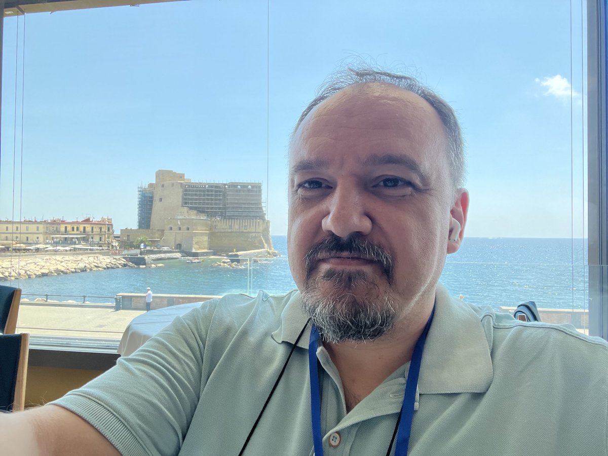 Napoli’de DSN 2025 konferansındayım. Yine herkes yapay zeka konuşuyor.