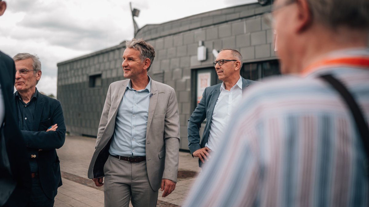 Bei der gestrigen #Fraktionsspitzenkonferenz Ost stand in erster Linie die intensive inhaltliche Arbeit im Mittelpunkt. Dennoch bot sich zum Abschluss die Gelegenheit zum gegenseitigen persönlichen Austausch in besonderer Atmosphäre: Die Vorsitzenden der ostdeutschen