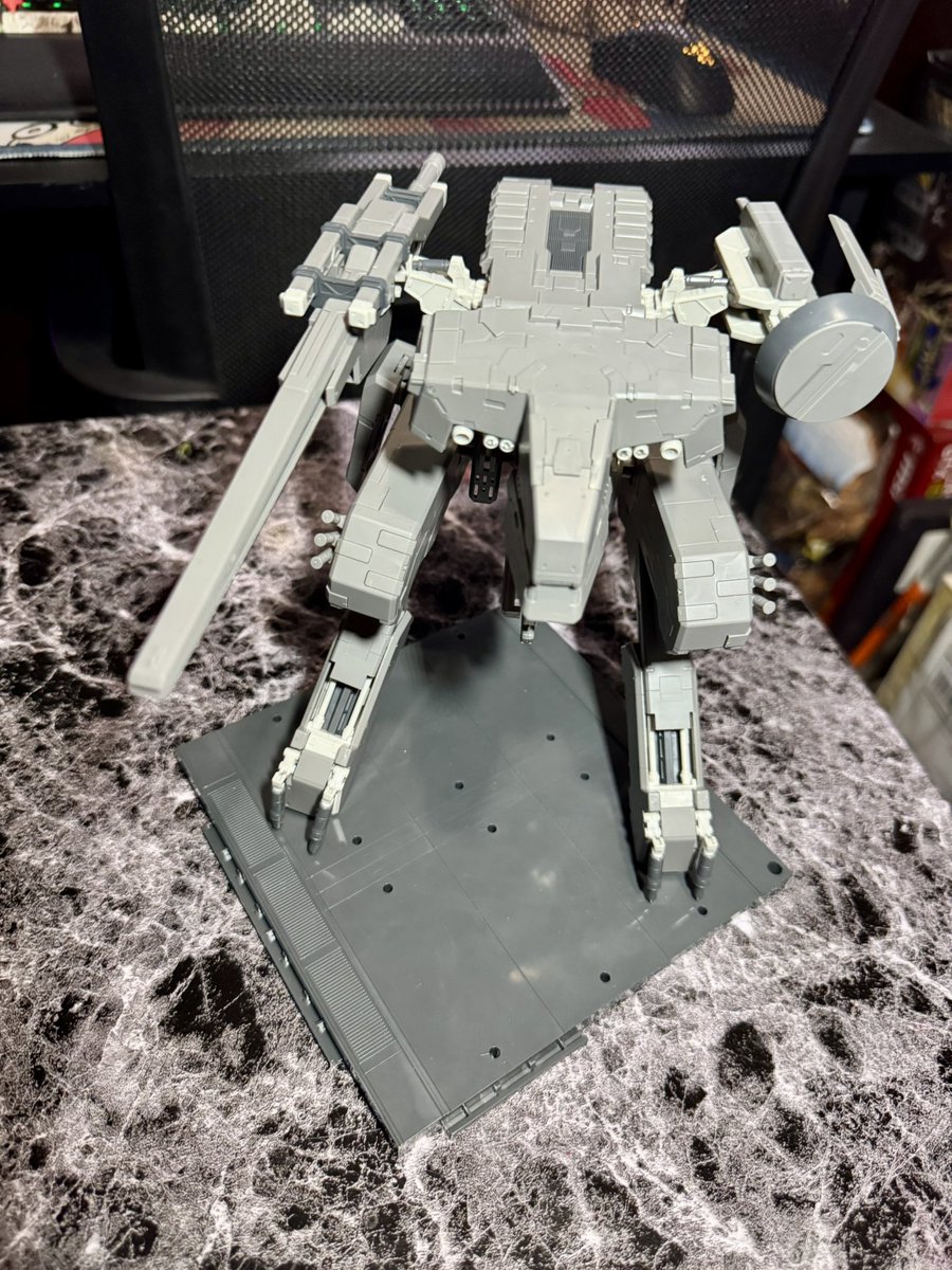 Built this awesome kit on stream this is my favorite metal gear but holy shit was it a little difficult to build, small and fragile parts to put together