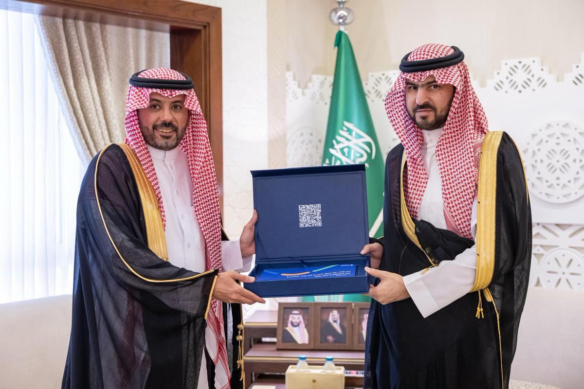 taljawini's tweet photo. سعدتُ بلقاء صاحب السمو الملكي الأمير سعود بن بندر بن عبدالعزيز نائب أمير المنطقة الشرقية؛ واطلاع سموه على الجهود التي يبذلها الصندوق في مجالات دعم وتمكين الكوادر الوطنية بالشراكة والتعاون مع مختلف القطاعات؛ للاستثمار في رأس المال البشري. https://t.co/j2LJ9imaBl
