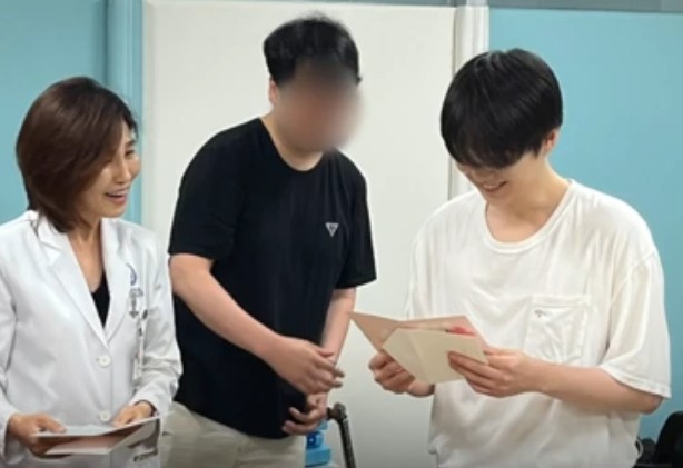 RURUV4's tweet photo. 音楽で届ける癒し、「ミンユンギ治療センター」の物語
🙍‍♂️キム・イルジュンアナウンサー
まさにセブランス病院に新しく設立される「ミン・ユンギ治療センター」についてのお話です。ここでは、発達障がい、特に自閉スペクトラム症で困難を抱える子どもたちが、自分の心を表現し、世の中とコミュニケーションを取れるように支援する、とても特別な治療が行われているとのことです。この特別な治療の中心には、私も個人的に本当に長年のご縁があり、尊敬している方がいらっしゃいます。同じ分野にいらっしゃるのですね。チョン・グンア教授、ようこそいらっしゃいました。

👩‍⚕️チョン・グンア小児精神科教授
今日このようにキム・イルジュンアナウンサーと久しぶりにお会いできて、とても感慨深いです。

🙍‍♂️そうですね、本当に久しぶりです。キム・イルジュンアナウンサー、私たち二人はEBS「親」という番組を通じて1年余り一緒に放送しました。このように特別な場にご一緒できて、私も非常に光栄ですし、私を強力に推薦してくださったと伺いました。

👩‍⚕️本当に強力に推薦しました。1年間、私たちが（EBS「親」という）番組を通じて、特に自閉症の患者さんも本当にたくさん扱いましたからね。放送でその時の経験がとても思い出されて、特別にキム・イルジュンアナウンサーを私が強く推しました。

🙍‍♂️本当に光栄です。ところで、今日のこの場が本当に特別だと伺いました。ミン・ユンギ治療センターについて

👩‍⚕️このセンターは、実は私が長い間、心の中に大切に抱いてきた夢を叶える、奇跡のようなセンターです。だから、その始まりをぜひキム・イルジュンアナウンサーと一緒にこうしてお話しできたらいいなと拘ってお招き致しました。

🙍‍♂️特に教授の長年の夢が詰まった場所だと、私も伺いました。

👩‍⚕️「セブランス病院に自立プログラムをセッティングして去る（巣立たせる）のが私の夢です」と申し上げたことを覚えていらっしゃいますか？（自閉スペクトラム症の子どもが）病院で成長して成人になるのですが、成人になって「私たち親はもう、うちの子どうすればいいですか？うちの子、私がいないと生きていけますか？どんな仕事に就かせればいいですか？うちの子を雇ってくれるところがありますか？」そのような質問を受けるたびに、私もとても心が痛んで、私たちの病院にも（社会的自立を助ける）「職業リハビリテーションプログラム」があればいいなと、それで私たちの病院で治療を受けた子たちが、私たちの病院で自立して仕事もして、お金も稼げる、そんなシステムがあればいいなと常に夢見ていました。まさにセブランス病院の「ミン・ユンギ治療センター」と、そして「MIND（マインド）プログラム」が、おそらく私の長く抱いていた夢を叶えるきっかけになると、慎重に期待しています。

🙍‍♂️親御さんの切なる願い、そこに教授の長年の夢が実現した場所だというので、単なる治療センターではないと感じます。では、本格的に「ミン・ユンギ治療センター」がどのような場所なのか、詳しく伺ってみましょう。
ミン・ユンギ治療センター
どのような治療が行われるのですか？

👩‍⚕️このセンターは、世界的なアーティストであるBTSのメンバーSUGAさんからの財政的支援と才能寄付のおかげで設立された場所です。ここでは、自閉スペクトラム症の子どもたちを対象に、音楽を活用して社会性トレーニングを行い、それに加えて自立のための職業リハビリテーションプログラムまで統合的に運営する計画を持っています。自分の感情や言葉をうまく表現できない子どもたちでさえも、音楽という媒体を通じて表現でき、また自然に人々と交流できるよう助けたい、そのような趣旨を持ったセンターなのです。

🙍‍♂️ああ、なるほど。とても深い意味が込められた治療センターでした。ところで、私たちには発達障がいという用語はもう慣れていますが、自閉スペクトラム症が実際にどのような障がいを指すのか、詳しく知っている方はそれほど多くないように思います。
発達障がいと自閉スペクトラム症どのような特徴がありますか？

👩‍⚕️発達障がいの中には、言葉が遅い子どももいれば、運動発達が優れている子どももいて、また情緒発達、認知発達、そして社会性発達など、すべてを包括的に含んだ意味です。しかし、自閉スペクトラム症は、その中でも社会性が劣っている、しかも質的に劣っている子どもたちを自閉スペクトラム症と呼んでいます。多くの親御さんや国家機関でさえも、自閉という用語が与える若干の偏見的な印象のためか、「うちの子は自閉症です」と言わず、たいていは「発達障がいなんです」と話す場合があるため、発達障がいが慣用的に使われているように見えますが、公式な診断名ではないことをこの場でもう一度申し上げたいです。

+