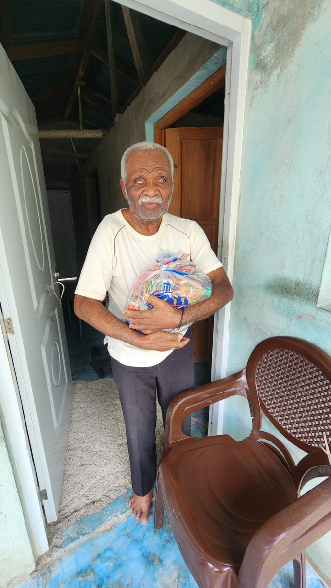 fudomems's tweet photo. Recibimos todas las ayudas de instituciones ya sean públicas o privadas para poder mitigar un poco tantas necesidades y precariedades q. sufren nuestros ancianos envejecidos. Estos alimentos fueron donados por el despacho de la primera dama @raquelarbaje nuestro 🙏 https://t.co/wZ1FhRj8b0