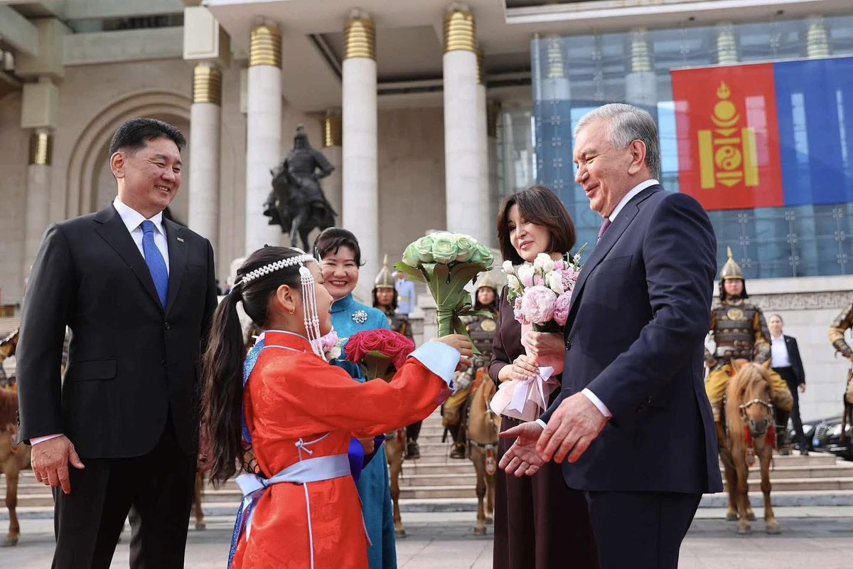 Монгол Улсын Ерөнхийлөгч Ухнаагийн Хүрэлсүх, гэргий Лувсандоржийн Болорцэцэгийн хамт Бүгд Найрамдах Узбекистан Улсын Ерөнхийлөгч Шавкат Мирзиёев, гэргий Зиорат Мирзиёева нарыг Д.Сүхбаатарын талбайд угтаж авлаа

Төрийн хүндэт харуулын захирагч айлтгал өргөсний дараа хөгжимд хоёр