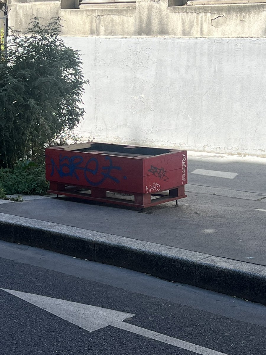 LiveParis111's tweet photo. @Luc_Lebon Bonjour, les bacs rouges au 12 rue Lacharrière (75011) sont toujours là. Jamais retirés. L’un d’eux commence à se décomposer, ça devient dangereux. Ce serait bien qu’il soit remplacé par un banc. https://t.co/uqF2otgJ4k