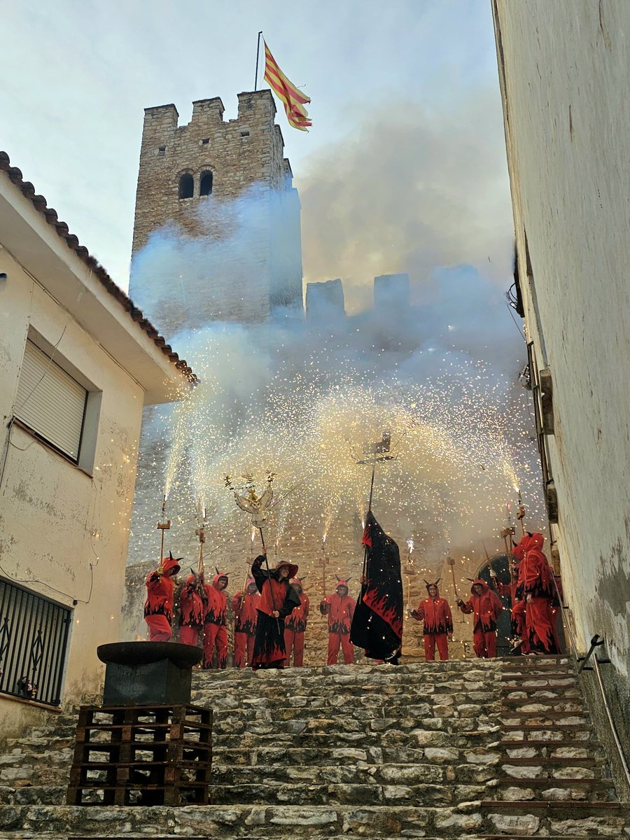 Seguici de rebuda de la #FlamadelCanigó  amb elements de cultura popular, entitats, veïns i consistori fins el castell de #SantaOliva.
Tradició i esperit de país.