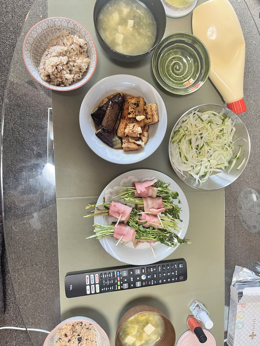 kinashow1's tweet photo. 今日の朝ごはん🍚

・ナス🍆と豆苗のベーコン巻き

・厚揚げとナス🍆の油揚げポン酢かけ

・玉ねぎ🧅ときゅうり🥒と大根のサラダ

・嫁お手製の味噌汁😚

・納豆 https://t.co/UshnypaoXz