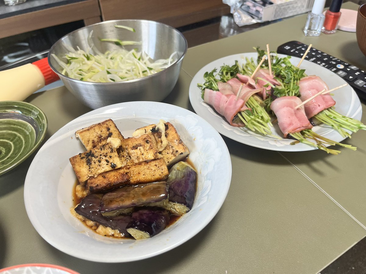 kinashow1's tweet photo. 今日の朝ごはん🍚

・ナス🍆と豆苗のベーコン巻き

・厚揚げとナス🍆の油揚げポン酢かけ

・玉ねぎ🧅ときゅうり🥒と大根のサラダ

・嫁お手製の味噌汁😚

・納豆 https://t.co/UshnypaoXz