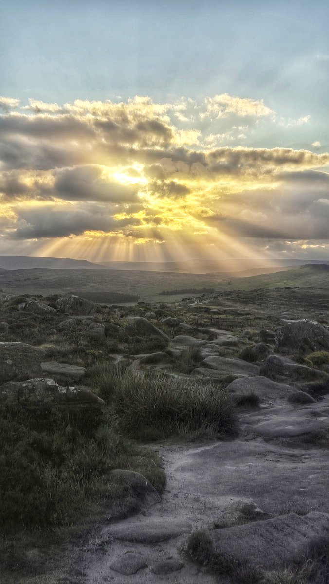 mazymixer's tweet photo. Stanage Edge last night. #PeakDistrict https://t.co/cAt18lftBT
