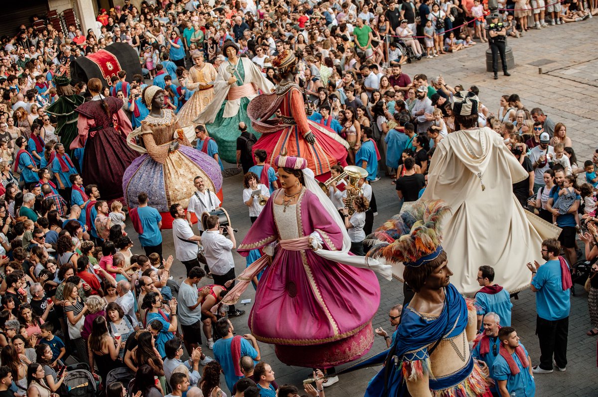 Reus Promoció (@reuspromocio) on Twitter photo 💥💥💥💥 És dia 24 de juny i això vol dir que comença la #FestaMajor a #Reus! 🗝️🗝️🗝️
🫶🏻 El #Pregó dona el tret de sortida als actes que ens faran vibrar fins al dia 29.
💥 Reusenques i reusencs, passeu una bona #FestaMajor! 🎉
📸 Fotografies <a href="/amiplim/">Laia Solanellas 🪐</a>
#GaudíReus 💥💥💥💥 És dia 24 de juny i això vol dir que comença la #FestaMajor a #Reus! 🗝️🗝️🗝️
🫶🏻 El #Pregó dona el tret de sortida als actes que ens faran vibrar fins al dia 29.
💥 Reusenques i reusencs, passeu una bona #FestaMajor! 🎉
📸 Fotografies <a href="/amiplim/">Laia Solanellas 🪐</a>
#GaudíReus