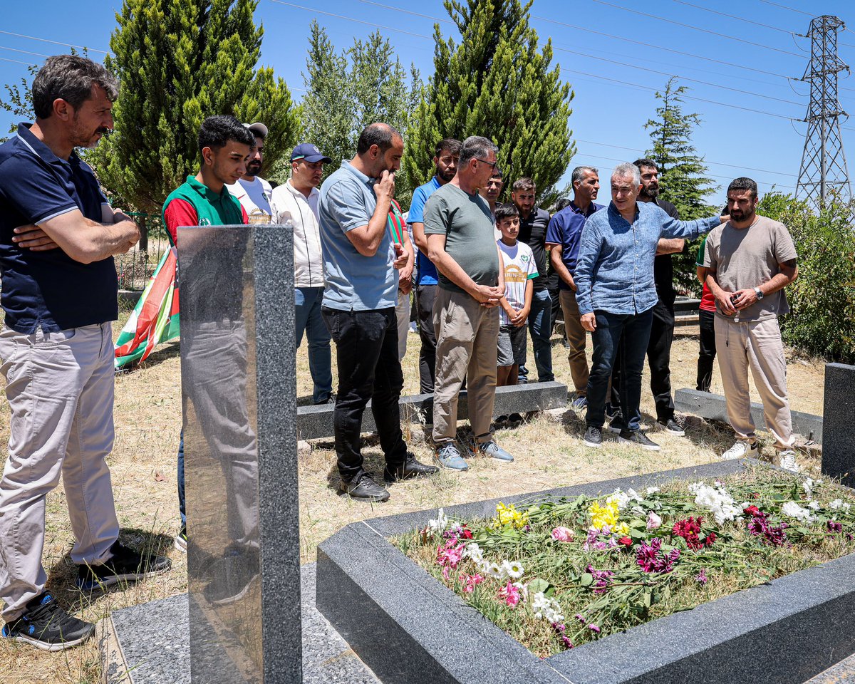 EM Ê TE JI BÎR NEKIN KAPTAN!

Gora kaptanê efsanewî yê klûba me, merhûm Şehmus Ozer, ji aliyê Rêveberiya me, komên alîgir, Rêberê Teknîk Mehmet Altıparmak û ekîba teknîk ve hat zîyaretkirin.

Em kaptanê xwe yê ku navê xwe li dîroka Amedspor nivîsandiye, bi rêz, evîn û bêrîkirinê