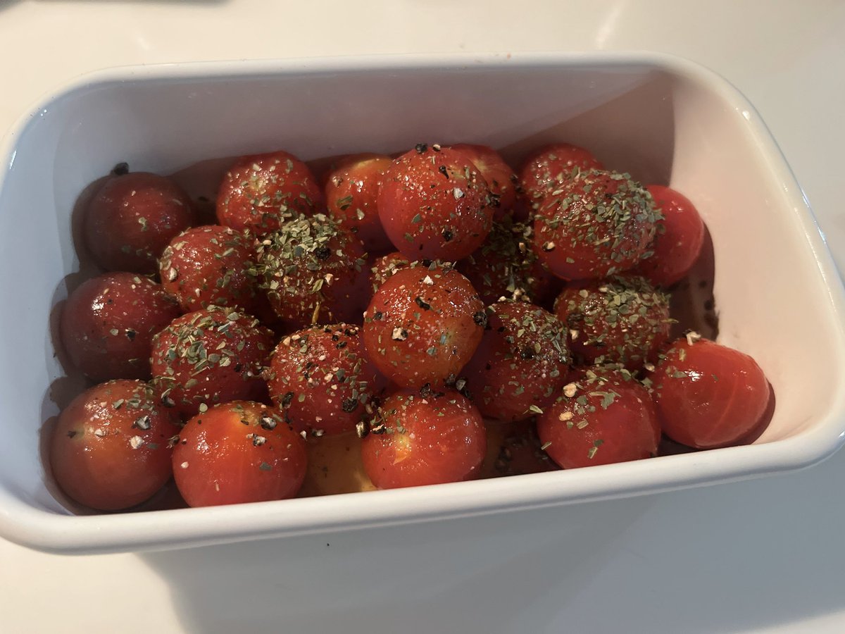 これほんとおいしくておかわりっ！
3日ももたない😂🍅

今回はバルサミコ酢、蜂蜜、黒胡椒、ハーブソルト、ドライバジルで

これ生ハムとか微塵切りの玉ねぎとかと混ぜてオリーブオイルで冷製パスタとか絶対おいしそうだから絶対やる