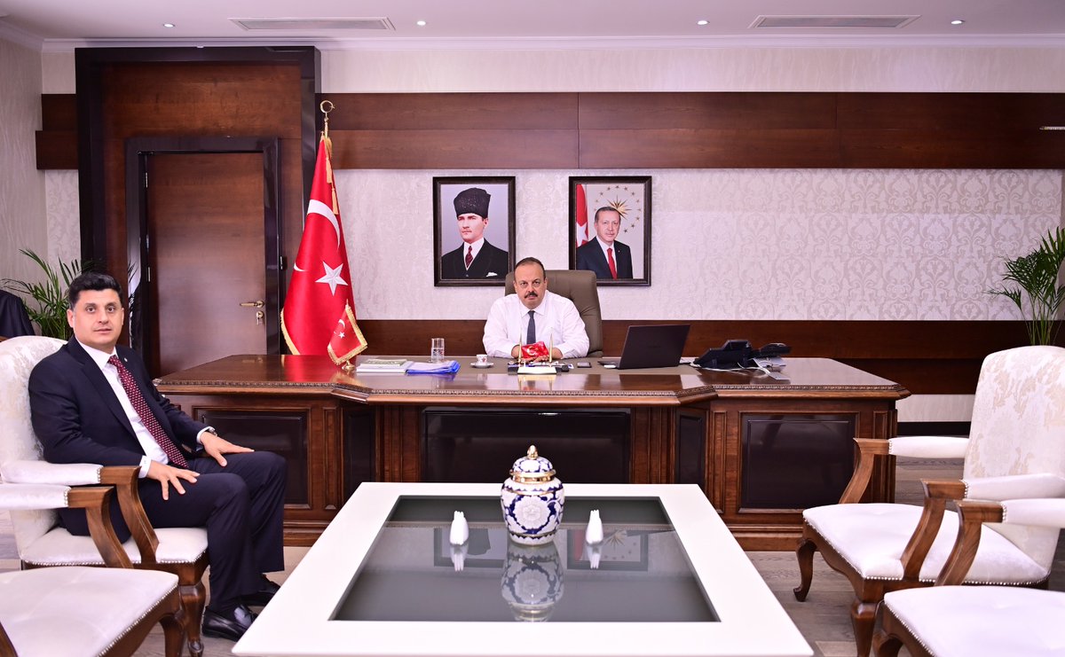 Aydın Sanayi Odası Başkanı Gökhan Maraş,

Vali <a href="/YakupCanbolat/">Yakup CANBOLAT</a>'ı makamında ziyaret etti.