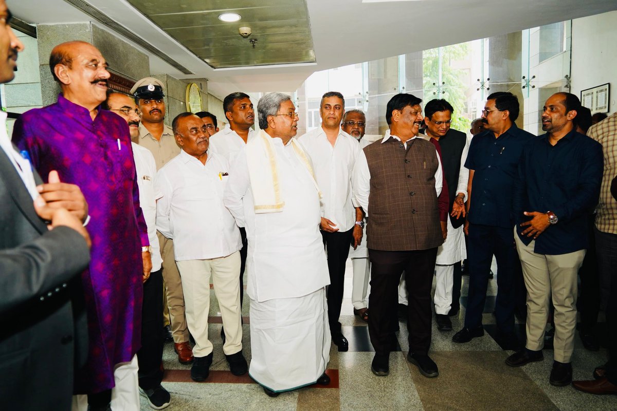 ಮಾನ್ಯ ಮುಖ್ಯಮಂತ್ರಿಗಳಾದ ಶ್ರೀ ಸಿದ್ದರಾಮಯ್ಯರವರ ಜೊತೆ ದೆಹಲಿ ಪ್ರವಾಸದಲ್ಲಿ ಎಐಸಿಸಿ ಪ್ರಧಾನ ಕಾರ್ಯದರ್ಶಿಗಳು ಹಾಗೂ ಕರ್ನಾಟಕ ಉಸ್ತುವಾರಿ ಶ್ರೀ ರಣದೀಪ್ ಸಿಂಗ್ ಸುರ್ಜೆವಾಲ ರವರನ್ನು ಭೇಟಿಯಾಗಿದ್ದ ಸಂದರ್ಭ.

Satish Jarkiholi DR HC Mahadevappa Randeep Singh Surjewala #ASPonnanna