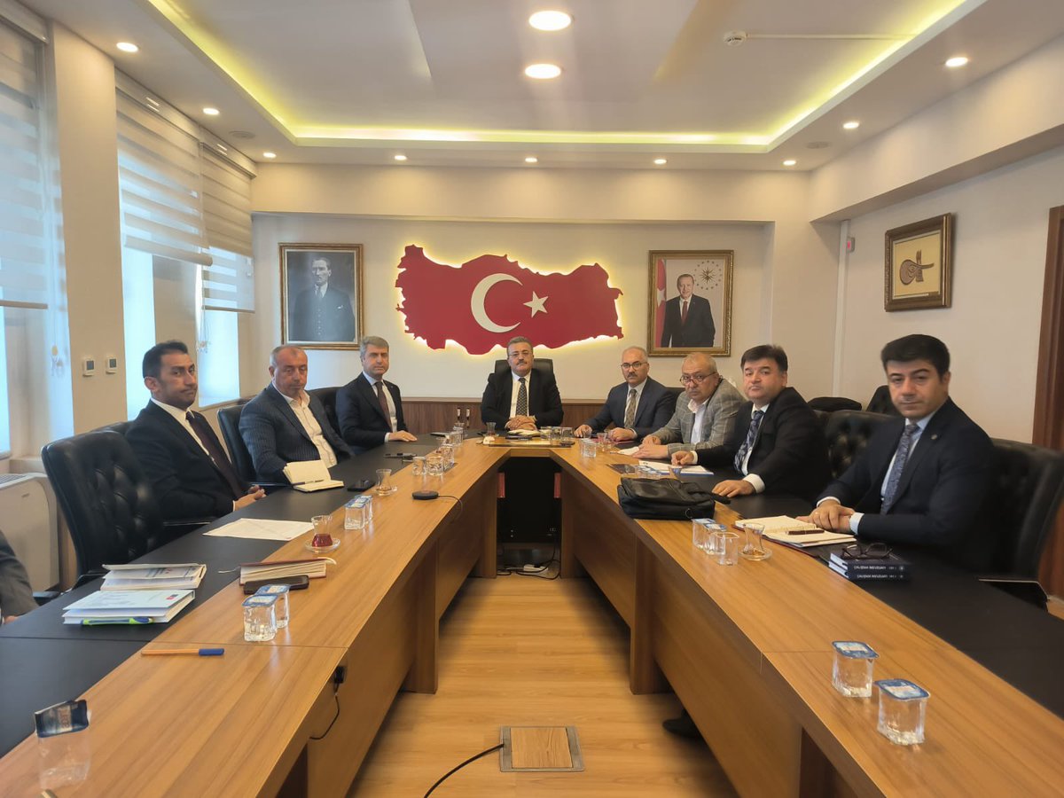 Veli SOLAK (@velisolak) on Twitter photo Kamu çerçeve sözleşmesi ile ilgili <a href="/csgbakanligi/">T.C. Çalışma ve Sosyal Güvenlik Bakanlığı</a> Bakan Yardımcısı Sayın <a href="/farukozcelikgsb/">Faruk Özçelik</a> ve Çalışma Genel Müdürü Sayın Mehmet Baş ve bakanlık yetkilileri ile örgütlü olduğumuz iş yerlerimizde ki taleplerimizi ilettik.
<a href="/turkiskonf/">TÜRK-İŞ</a>
<a href="/TurkiyeHaberis/">T.Haber-İş Sendikası</a> Kamu çerçeve sözleşmesi ile ilgili <a href="/csgbakanligi/">T.C. Çalışma ve Sosyal Güvenlik Bakanlığı</a> Bakan Yardımcısı Sayın <a href="/farukozcelikgsb/">Faruk Özçelik</a> ve Çalışma Genel Müdürü Sayın Mehmet Baş ve bakanlık yetkilileri ile örgütlü olduğumuz iş yerlerimizde ki taleplerimizi ilettik.
<a href="/turkiskonf/">TÜRK-İŞ</a>
<a href="/TurkiyeHaberis/">T.Haber-İş Sendikası</a>