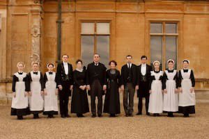 Aparte de la familia (ok), CFK puso en la lista de imprescindibles para su “Estadía de la dignidad” alias prisión domiciliaria a: 4 secretarios, 2 asistentes personales, peluquera y maquilladora. 
Lady Mary Crawley tenía menos asistentes en Downton Abbey.