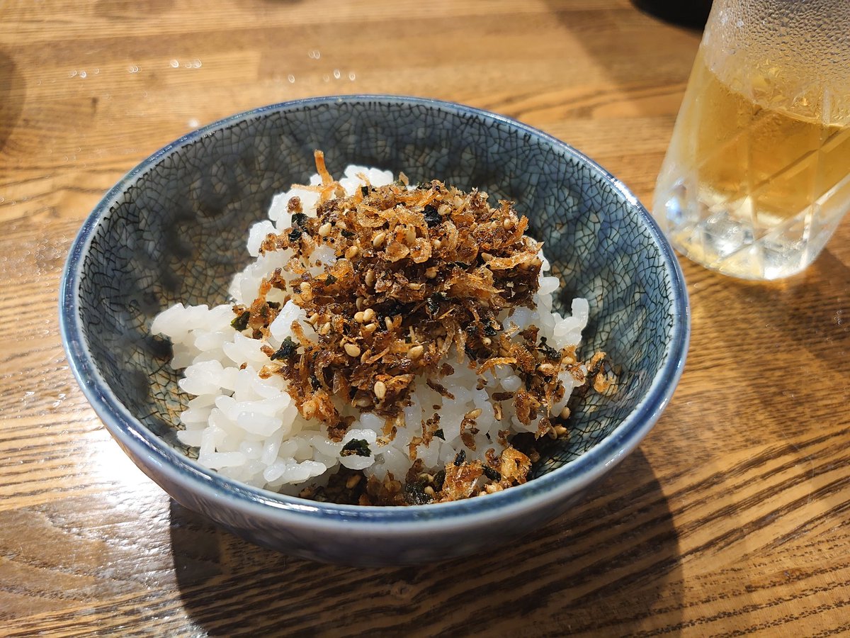 お通しです！って言われて自家製ふりかけご飯が出てきたんだけど、ここ蕎麦屋だったよね🤔