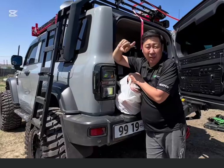 Саяхан л нэг салгалсан ная унадаг байж байгаад одоо тоногтой гуруун зуу. Тэгээд хандив нэхэж байгаад л ийш тийшээ явчаад байгаамдаа. Аргаа олцон.