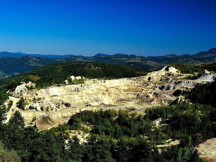 🔬 Mineralogía Preliminar en #Geoquímica Minera

Usar técnicas como XRD y SEM antes del análisis geoquímico:
✔️ Mejora la precisión
✔️ Reduce costos
✔️ Minimiza riesgos ambientales

👉agqlabs.co/2025/03/02/min…

Innovación minera con respaldo técnico.
🌎 #MineríaSostenible