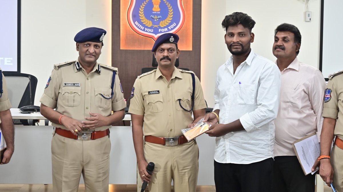 🔍 #RachakondaPolice Recovered 1130 Lost/Stolen #Mobile_Phones Worth ₹3.5 Crore 🔍

Under the leadership of #CP_Rachakonda Sri G. Sudheer Babu IPS, #Special_Teams of CCS LB Nagar, Malkajgiri &amp; Bhongir, with the support of #IT_Cell, have successfully #recovered 1130 lost/stolen