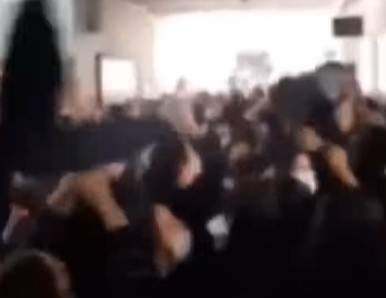 tempoweb's tweet photo. Iran, #hijab in aria e cori contro il regime #islamico: il video virale delle #studentesse | GUARDA
#24giugno #iltempoquotidiano
https://t.co/j6rBeurfCc https://t.co/6QrYAkXjcR