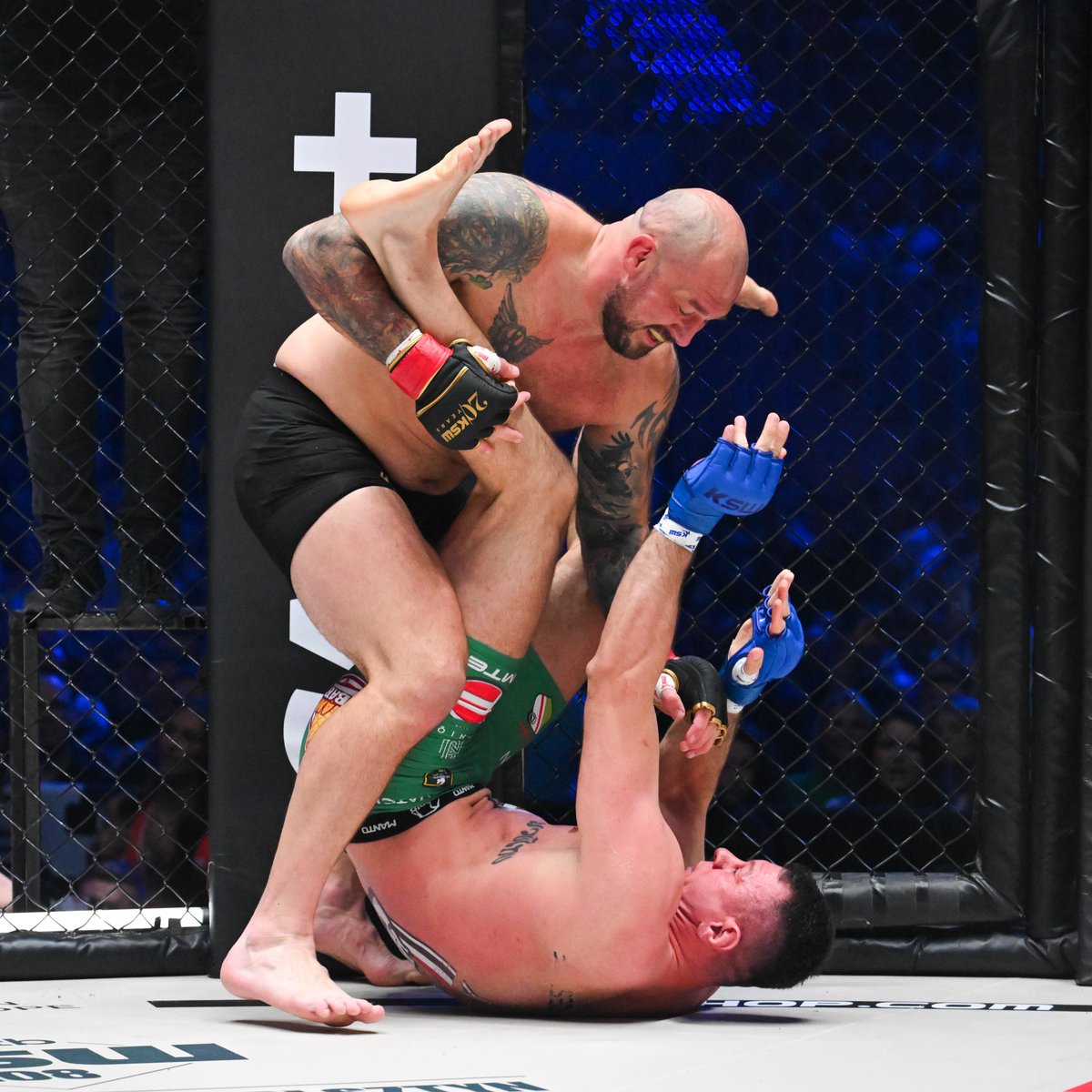 KSW_MMA's tweet photo. Phil De Fries 👑 @phildefriesmma proved once again why this is HIS division. When the cage door closes… He always finds a way. 🔥
XTB #KSW107 https://t.co/JEyXAOGoSU