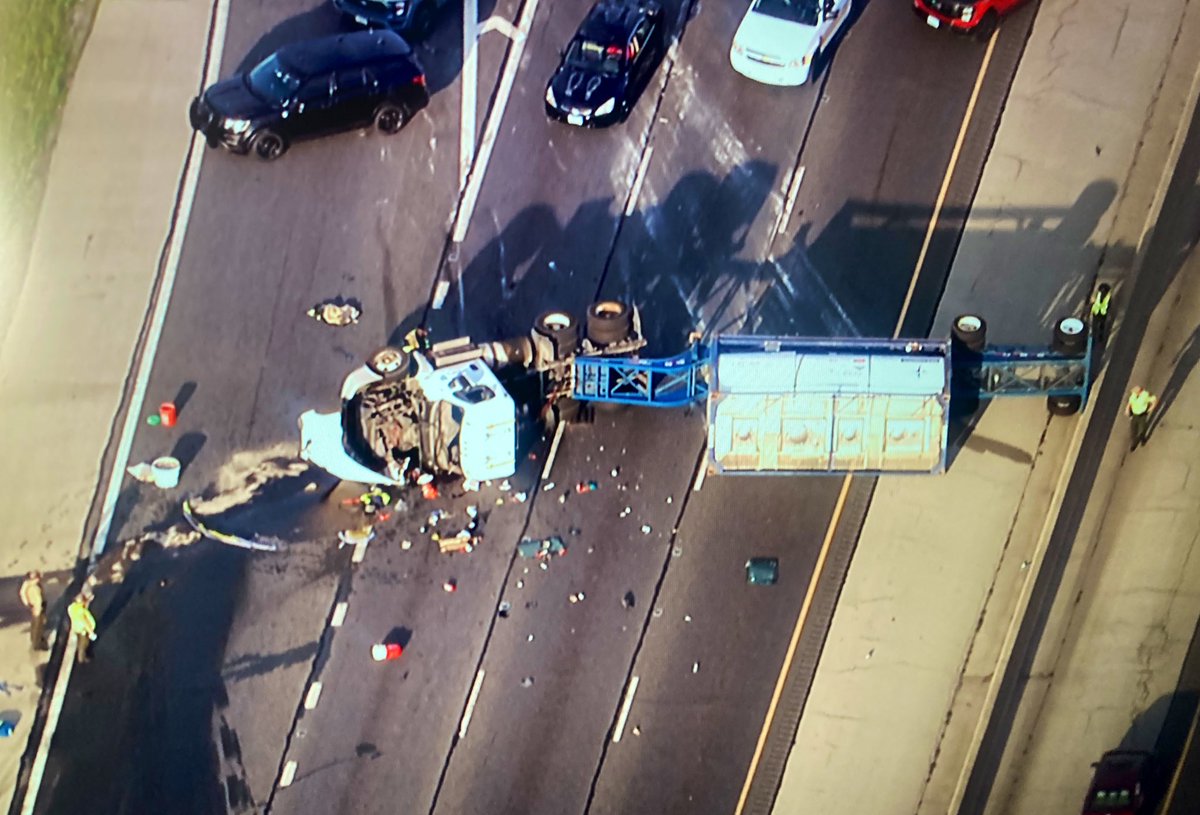 #Willowbrook - serious crash involving a rollover semi, ALL LANES BLOCKED INBOUND I-55 at County Line Rd. Delays are already filing in most of the way from Weber Rd. 😱