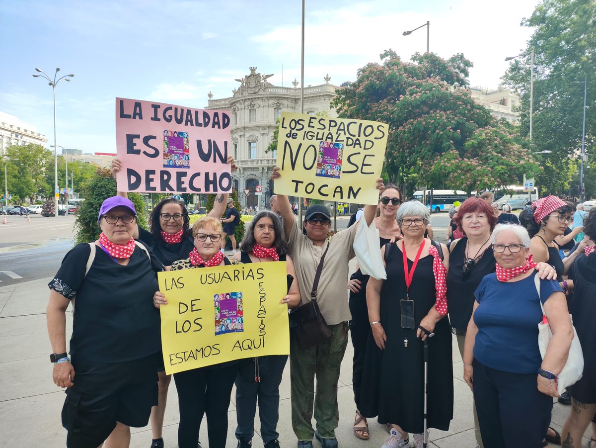 Nuestras vecinas de Usera, apoyando los Espacios de Igualdad.