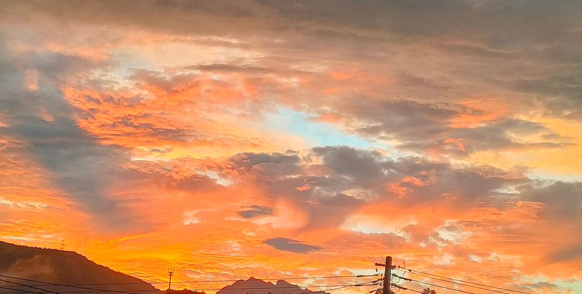 gdbe0302's tweet photo. 久々の夕焼け🌇でした‼️
感動しました✨
 #夕焼け https://t.co/x92iW6IHU6