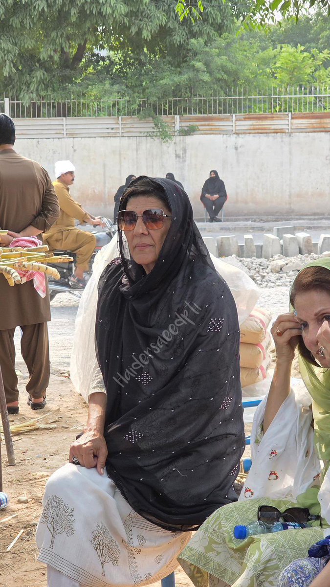 یہ تصویر اب تم غداروں کا پیچھا کرتی رہے گی۔۔۔
بھاگو اب کہاں تک بھاگو گے۔۔۔۔