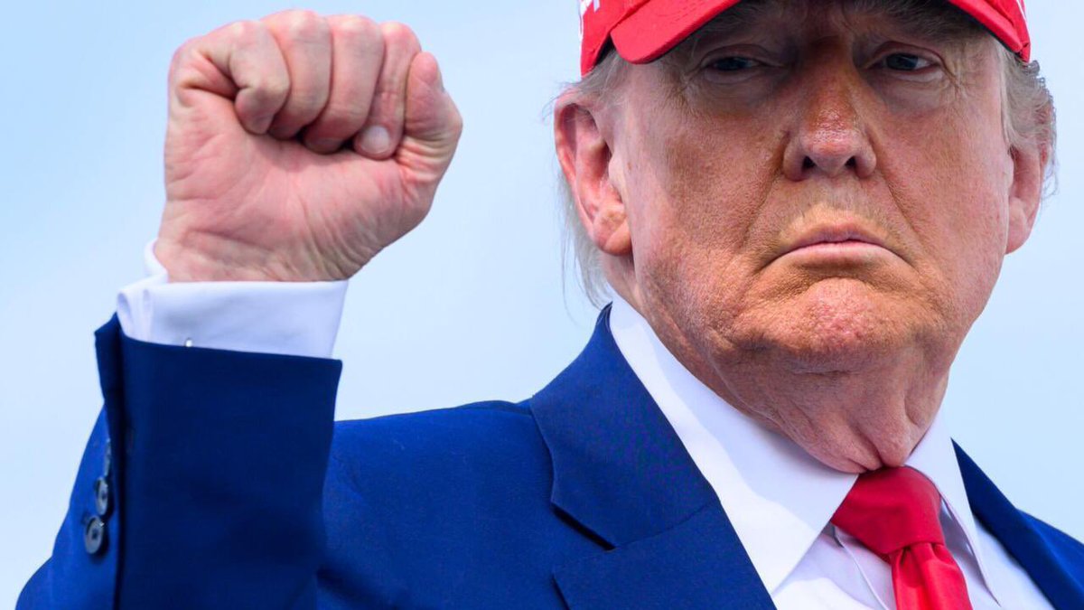 Он уже присоединил Канаду к США.
Он уже купил Гренландию.
Он уже вернул все американские бизнесы из Китая.
Он уже прекратил за 24 часа войну в Украине.
Сейчас он принес вечный мир на Ближний Восток.
Мощный старик!