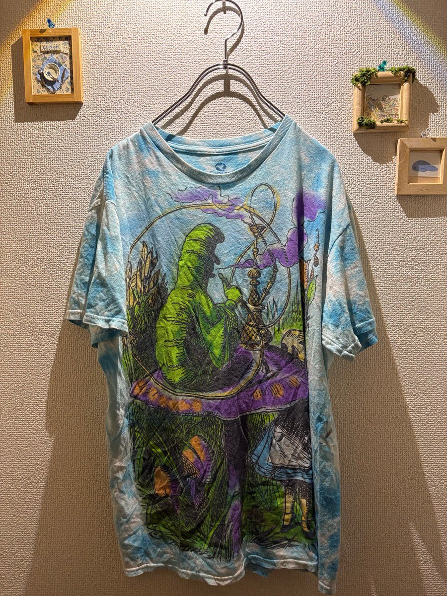 _okurumi_'s tweet photo. 独特な色合いかつ、爽やかさも感じるファンタジーなTシャツ、入荷しております🐛

テーマパークなどのペアルックにいかがでしょうか？🏰🐭

S.M各一枚ずつご用意ございます✨

不思議の国のアリスの芋虫、アブソレム | okurumi https://t.co/XDKT6EImKI #BASEec @_okurumi_より https://t.co/w7bPb5O7el