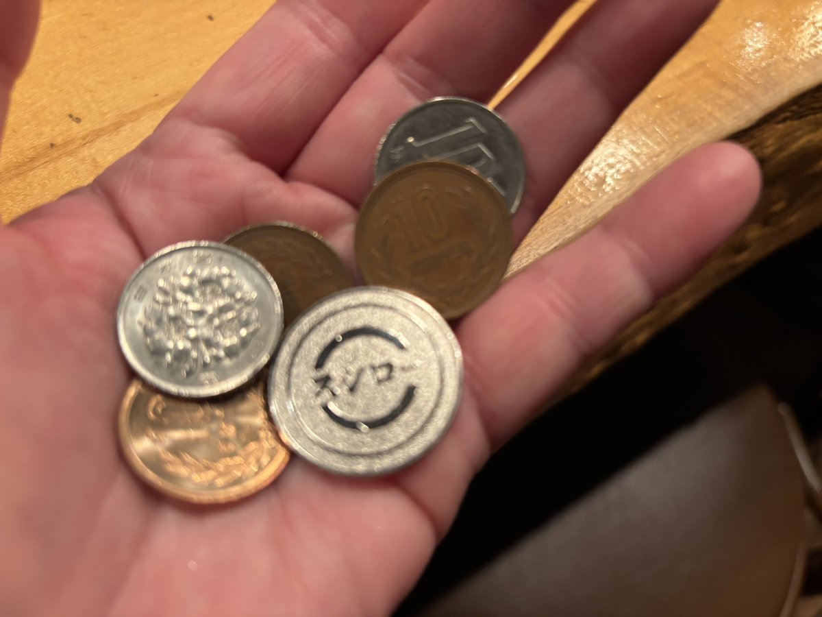 さっき気づいた。

　これは、、、？

(注：小銭ゼロで自販機に千円入れたお釣りを財布にいれた土曜日から初めて開けた)