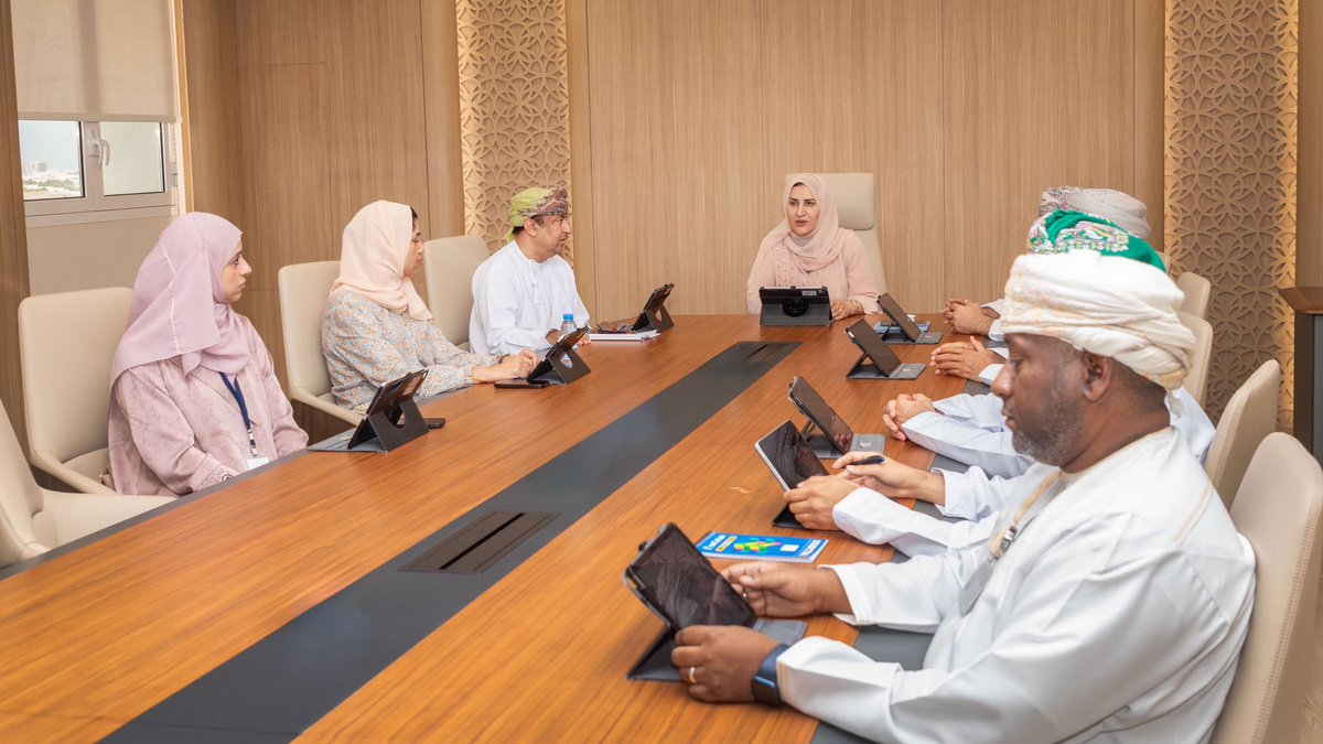 برئاسة سعادة الدكتورة فاطمة بنت محمد العجمية - الرئيسة التنفيذية للمجلس - عُقد الاجتماع الدوري لـ "اللجنة العليا للتدريب الطبي المتقدم" التي تُعنى بتنظيم الضوابط والإجراءات الخاصة بابتعاث الأطباء العمانيين لبرامج الاختصاص والزمالة الإكلينيكية في الخارج ومتابعة أدائهم الأكاديمي.