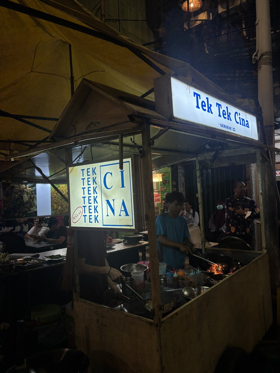 arfdy12's tweet photo. Been telling my friend this sebab every year pergi Indo memang tak jumpa nasi goreng yang kena dengan tekak. 

Nasi goreng gila yang viral kat Sabang tu pun mehhh…

Until terjumpa this Nasi Goreng Chilli Oil kat area sama in JKT. Sedap yeee! Kena order dengan telur dadar sekali. https://t.co/KdeRElBafN