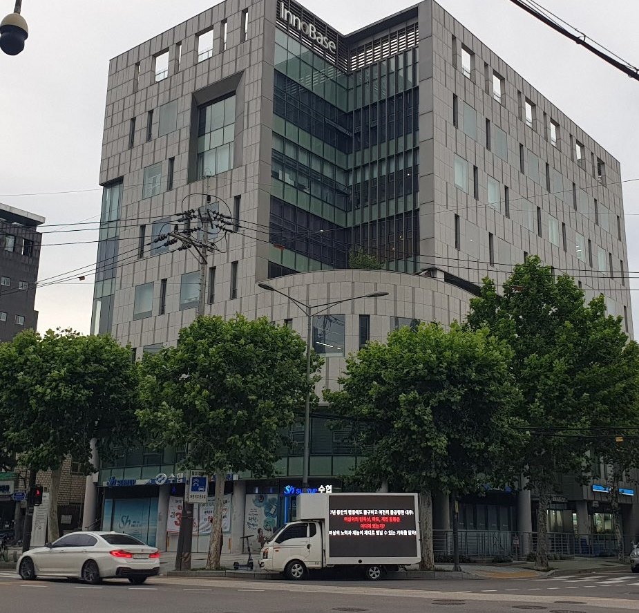 The truck protest has successfully ended! 

Also according to the reporter onsite the trucks were seen by kq and also yeosang who was also seen smiling at them. 

Thank you everyone who supported and took part in this effort! Let’s hope our efforts bring some change and let’s