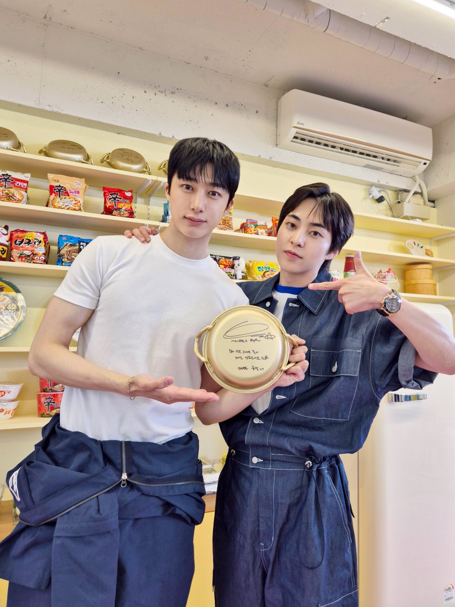 📸
250624 #몬스타엑스 #형원
#슈밍의라면가게 완료 ✨

라면보다 더 눈길이 가는 형원이와🥰
맛있는 라면 한 그릇 어때요?🍜
오늘은 라면 가게에서 
행복한 야식 시간 보내봐요🫶
   
#HYUNGWON
#MONSTAX #MONSTA_X